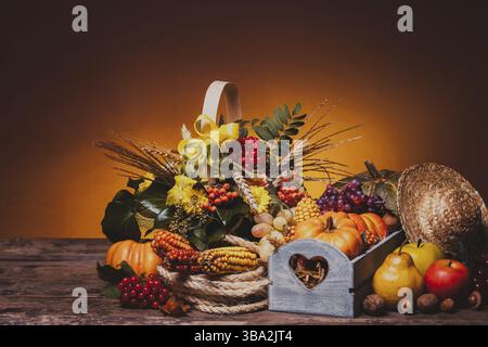 Glückliches Thanksgiving Stillleben. Obst, Nüsse und Gemüse, fällt die Ernte auf den Tisch Stockfoto