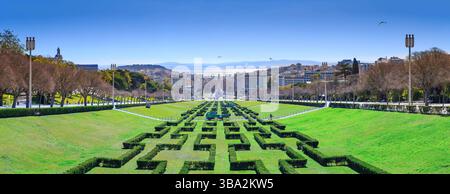 Eine Panoramablick auf Lissabon, Portugal, von der Aussichtsplattform des Parks Eduardo VII. Die symmetrischen Hecken, mit verschiedenen Gebäuden, eine zentrale Stockfoto