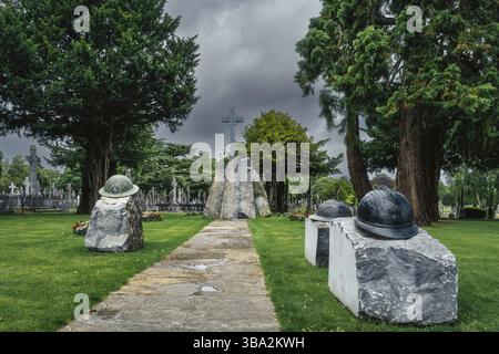 Dublin, Irland, Aug 2019 Irische Infanteriehelme mit keltischem Kreuz als Denkmal für gefallene Soldaten, die in beiden Weltkriegen kämpften, auf dem Friedhof von Glasnevin Stockfoto