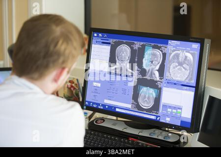 Stadt Gomel, Belarus vom 31. Mai 2017. City Hospital. Der Arzt macht magnetische Resonanz Therapie. Ärztliche Untersuchung des Körpers. Diagnose des Steuergeräts Stockfoto