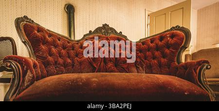 Urban Eploring in einem alten verlassenen Herrenhaus, ein verlorener Ort mit antiken Möbeln und wunderbarer Architektur Stockfoto