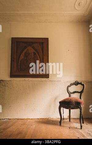 Urban Eploring in einem alten verlassenen Herrenhaus, ein verlorener Ort mit antiken Möbeln und wunderbarer Architektur Stockfoto