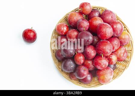 Eine Menge Pflaumen Nahaufnahme auf weißem Hintergrund von oben Stockfoto