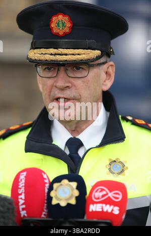Garda-Kommissar Drew Harris sprach vor den Medien im Hauptquartier von Garda in Dublin, nachdem der irische Polizeibeamte Kevin Flatley an einem Kontrollpunkt in Dublin ermordet wurde, nachdem er von einem Motorrad angefahren worden war. Der 49-Jährige hatte 26 Jahre als garda verbracht. Der Motorradfahrer, ein Mann im Alter von 30 Jahren, wird im Beaumont Hospital als in einem ernsten Zustand angesehen. Bilddatum: Sonntag, 11. Mai 2025. Stockfoto