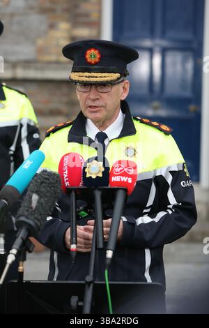Garda-Kommissar Drew Harris sprach vor den Medien im Hauptquartier von Garda in Dublin, nachdem der irische Polizeibeamte Kevin Flatley an einem Kontrollpunkt in Dublin ermordet wurde, nachdem er von einem Motorrad angefahren worden war. Der 49-Jährige hatte 26 Jahre als garda verbracht. Der Motorradfahrer, ein Mann im Alter von 30 Jahren, wird im Beaumont Hospital als in einem ernsten Zustand angesehen. Bilddatum: Sonntag, 11. Mai 2025. Stockfoto