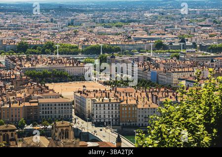 Lyon Panorama erhöhte Aussicht an sonnigen Tagen. Panoramablick auf Lyon mit der Skyline aus der Vogelperspektive. Bellecour Square Und Place Poncet, Lyon, Frankreich, Lyon, Frank Stockfoto