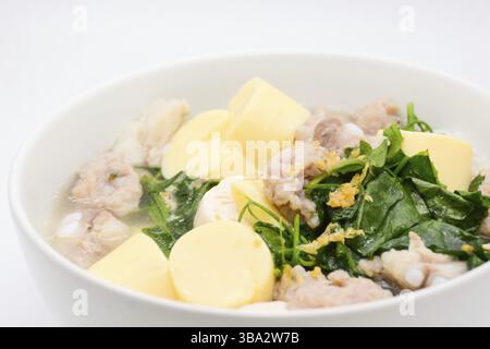 Gekochter Reis mit Schweinefleisch, Efeu-Kürbisblättern und weichem Tofu Stockfoto