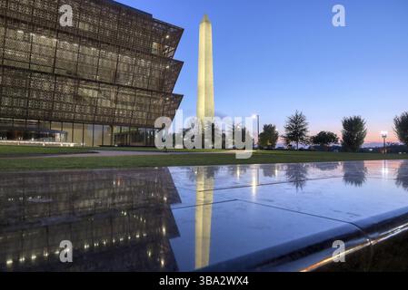 Washington, D.C., 13th. Oktober 2021: Das Washington Monument und das Smithsonian National Museum of African American History and Culture auf der Na Stockfoto
