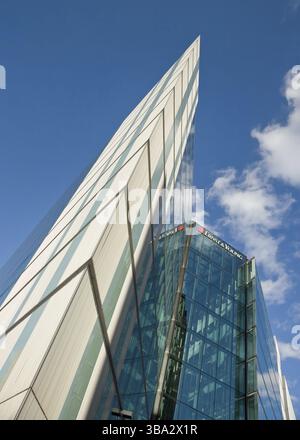London, Vereinigtes Königreich - 7. Oktober 2006: Ernst & Young Büros in 1 More London Riverside mit klarem Himmel im Hintergrund. Beispiel eines modernen Architekten Stockfoto