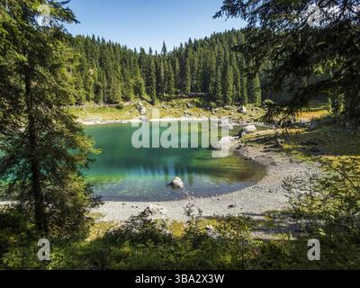 Der Karersee unterhalb des Karerpasses am Fuße des Latemarmassivs in Südtirol, Italien, Europa Stockfoto
