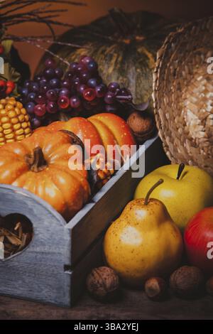 Glückliches Thanksgiving Stillleben. Obst, Nüsse und Gemüse, fällt die Ernte auf den Tisch Stockfoto