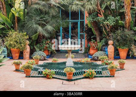 8. März 2025, Marrakesch, Marokko: Weißer Brunnen in der Mitte eines Hofes von Jardin Majorelle Stockfoto