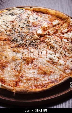 Pizza - vier Käsesorten auf dem Teller Stockfoto