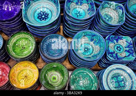 Bunte Keramikschalen und -Teller mit komplizierten Designs, die eine lebendige und traditionelle Handwerkskunst zeigen Stockfoto