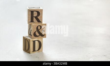 Stapel mit drei Holzwürfeln – Buchstaben F&E, die Forschung und Entwicklung bedeuten, Platz für mehr Text/Bilder auf der rechten Seite, Liptovsky Hradok, Slo Stockfoto