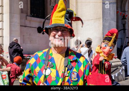 Mai 2025, London, Großbritannien. Professionelle Puppenspieler und Puppenliebhaber besuchen das 50. Jährliche Covent Garden May Fayre and Puppet Festival. Im Bild: Puppenspieler mit einer Mr. Punch-Puppe. Stockfoto