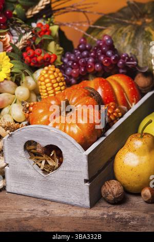 Glückliches Thanksgiving Stillleben. Obst, Nüsse und Gemüse, fällt die Ernte auf den Tisch Stockfoto