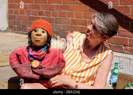 Mai 2025, London, Großbritannien. Professionelle Puppenspieler und Puppenliebhaber besuchen das 50. Jährliche Covent Garden May Fayre and Puppet Festival. Im Bild: Puppenspieler mit Puppe beim Covent Garden Puppet Festival. Stockfoto