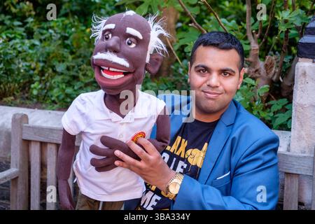 Mai 2025, London, Großbritannien. Professionelle Puppenspieler und Puppenliebhaber besuchen das 50. Jährliche Covent Garden May Fayre and Puppet Festival. Im Bild: Puppenspieler mit Puppe beim Covent Garden Puppet Festival. Stockfoto