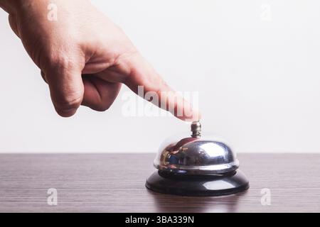 Close-up Finger, dass Pressen des Dienstes Ring bell Stockfoto