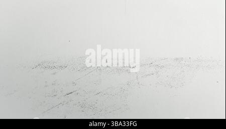 Weiß getünchten strukturierte Zusammenfassung Hintergrund mit Pinselstrichen in Weiß und Schwarz lackiert. Abstrakte Malerei Kunst Hintergründe. Von Hand bemalten Textur Stockfoto