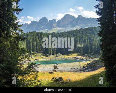 Der Karersee unterhalb des Karerpasses am Fuße des Latemarmassivs in Südtirol, Italien, Europa Stockfoto