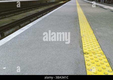 Bahnhof am Danziger Flughafen GDN in Polen Bahnsteig des Flughafens Lech Walesa in Gdansk, Polen. Bahnhof Danziger Flughafen Lotnisko. Platf Stockfoto