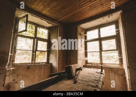 Urban Eploring in einem alten verlassenen Herrenhaus, ein verlorener Ort mit antiken Möbeln und wunderbarer Architektur Stockfoto