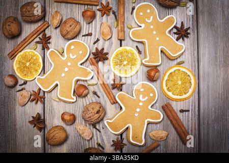 Lebkuchen mit Gewürzen auf dem Holztisch. Einrichtung mit Weihnachtsaroma Stockfoto