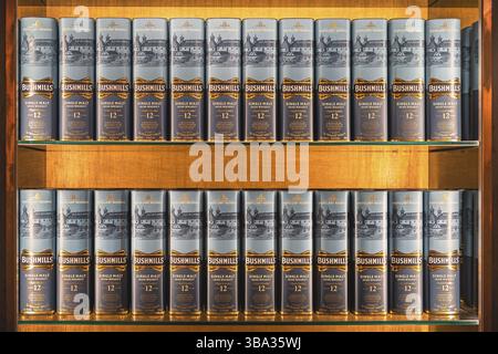 Bushmills, Nordirland, Aug 2019 Reihen von 12 Jahren gealterten Bushmills Whiskey in einer Box, auf beleuchtetem Display im Brennerladen Stockfoto