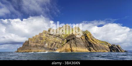 Der Leuchtturm Skel ragt hinter dem Felsen hervor. Skellig Michael Island, wo Star Wars gedreht wurden, UNESCO-Weltkulturerbe Ring of Kerry Irland Stockfoto