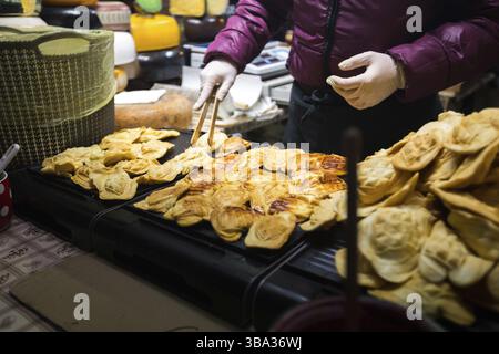 Thema ist die traditionelle Straße Essen in einer europäischen Stadt auf dem Marktplatz in der Tschechischen Republik Prag, der Vorabend des neuen Jahres, am Weihnachtsabend Festlichkeiten Stockfoto