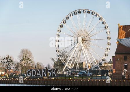 Danzig, Polen, Februar. Danziger Riesenbuchstabe 3D-Zeichen mit einem Riesenrad im Hintergrund. Riesenrad in der Danziger Altstadt. Wunderschöne Architektur Stockfoto
