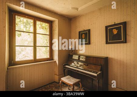 Urban Eploring in einem alten verlassenen Herrenhaus, ein verlorener Ort mit antiken Möbeln und wunderbarer Architektur Stockfoto