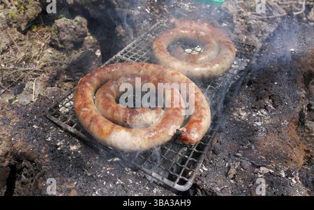 Tragbarer Grill zum Grillen von Würstchen im Ätna Park, Sizilien, Italien Stockfoto