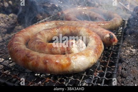 Kochen von Wurst auf einem dampfenden Grill im Ätna Park, Sizilien, Italien (geringe Tiefe des Feldes) Stockfoto