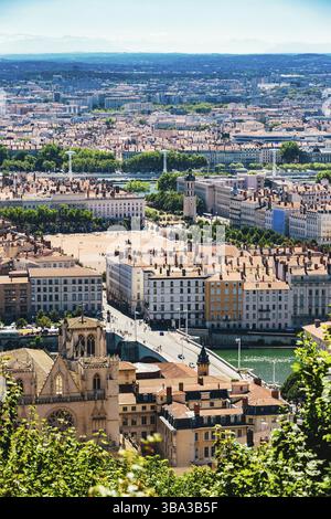 Lyon Panorama erhöhte Aussicht an sonnigen Tagen. Panoramablick auf Lyon mit der Skyline aus der Vogelperspektive. Bellecour Square Und Place Poncet, Lyon, Frankreich, Lyon, Frank Stockfoto