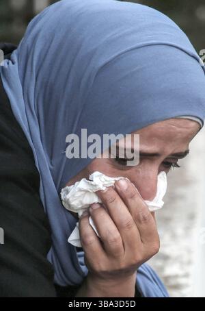 Eine Palästinenserin betrauert die Leiche von Hikmat Abdul Nabi, 34, während seiner Beerdigung im Dorf Askar al-Balad östlich von Nablus im Westjordanland. Hikmat wurde während einer israelischen Militäroperation im Stadtteil Masaken al-Shaabiya bei Nablus im Westjordanland getötet, nachdem eine Drohne der israelischen Luftwaffe eine Rakete auf ihn abgefeuert hatte. Stockfoto