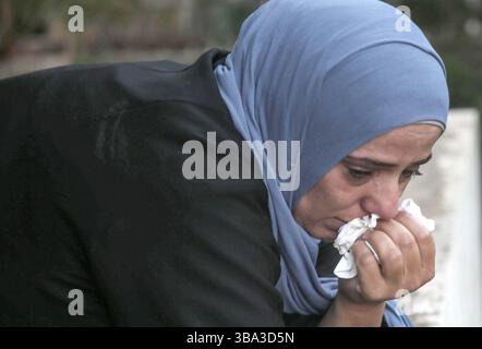 Eine Palästinenserin betrauert die Leiche von Hikmat Abdul Nabi, 34, während seiner Beerdigung im Dorf Askar al-Balad östlich von Nablus im Westjordanland. Hikmat wurde während einer israelischen Militäroperation im Stadtteil Masaken al-Shaabiya bei Nablus im Westjordanland getötet, nachdem eine Drohne der israelischen Luftwaffe eine Rakete auf ihn abgefeuert hatte. Stockfoto