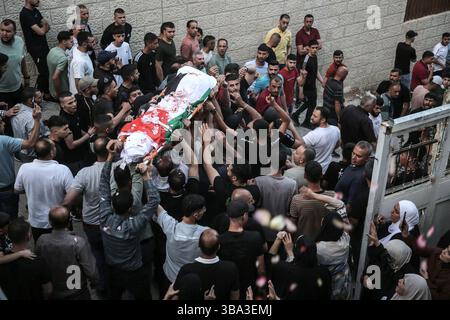 Nablus, Westjordanland, Palästina. Mai 2025. Palästinenser und Verwandte von Hikmat Abdul Nabi, 34, tragen seine Leiche während seiner Beerdigung im Dorf Askar al-Balad östlich von Nablus im Westjordanland. Hikmat wurde während einer israelischen Militäroperation im Stadtteil Masaken al-Shaabiya bei Nablus im Westjordanland getötet, nachdem eine Drohne der israelischen Luftwaffe eine Rakete auf ihn abgefeuert hatte. (Credit Image: © Nasser Ishtayeh/SOPA Images via ZUMA Press Wire) NUR REDAKTIONELLE VERWENDUNG! Nicht für kommerzielle ZWECKE! Quelle: ZUMA Press, Inc./Alamy Live News Stockfoto