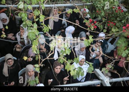 Nablus, Westjordanland, Palästina. Mai 2025. Palästinenser und Verwandte von Hikmat Abdul Nabi, 34 Jahre alt, trauern während seiner Beerdigung im Dorf Askar al-Balad östlich von Nablus im Westjordanland um seinen Körper. Hikmat wurde während einer israelischen Militäroperation im Stadtteil Masaken al-Shaabiya bei Nablus im Westjordanland getötet, nachdem eine Drohne der israelischen Luftwaffe eine Rakete auf ihn abgefeuert hatte. (Credit Image: © Nasser Ishtayeh/SOPA Images via ZUMA Press Wire) NUR REDAKTIONELLE VERWENDUNG! Nicht für kommerzielle ZWECKE! Quelle: ZUMA Press, Inc./Alamy Live News Stockfoto
