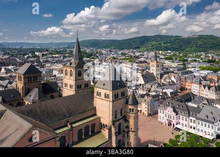 Sommer Skyline Stadtbild von Trier, Rheinland-Pfalz, Mosel, Deutschland. Großer Panoramablick auf den Trierer Dom (Trierer Petersdom) Stockfoto