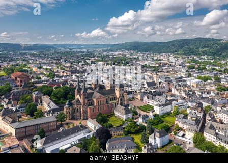 Sommer Skyline Stadtbild von Trier, Rheinland-Pfalz, Mosel, Deutschland. Großer Panoramablick auf den Trierer Dom (Trierer Petersdom) Stockfoto
