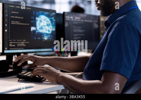 Softwareentwickler konfigurieren die Serverfarm neuronaler Netzwerke neu, um sie für Datenverarbeitungsanforderungen zu optimieren. Ein Spezialist für maschinelles Lernen sorgt für einen effizienten Betrieb des Rechenzentrums Stockfoto