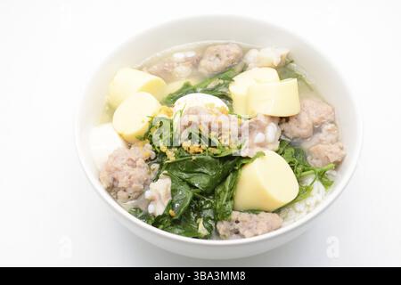 Gekochter Reis mit Schweinefleisch, Efeu-Kürbisblättern und weichem Tofu Stockfoto