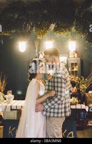 Das erste Treffen der Brautpaare in den Räumen. Erster Blick der Braut und des Bräutigams am Morgen. Liebe und Glück Urlaub Hochzeit Thema. Braut und Stöhnen Stockfoto