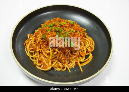 italienisches Essen Spaghetti Pasta Rindfleisch Bolognese mit weißem Hintergrund Stockfoto