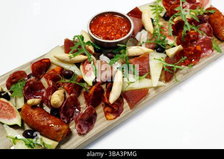 Traditioneller Aufschnitt vom Rindfleisch oder Schwein mit Gewürzen auf einem Holzbrett Stockfoto