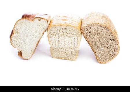 Verschiedene Weizenbrotsorten, isoliert auf weiß Stockfoto