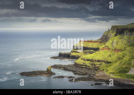 Beeindruckende Felsformationen und Klippen in Giants Causeway, von der Spitze der Klippen, Wild Atlantic Way und UNESCO-Weltkulturerbe, Nordirland gesehen Stockfoto